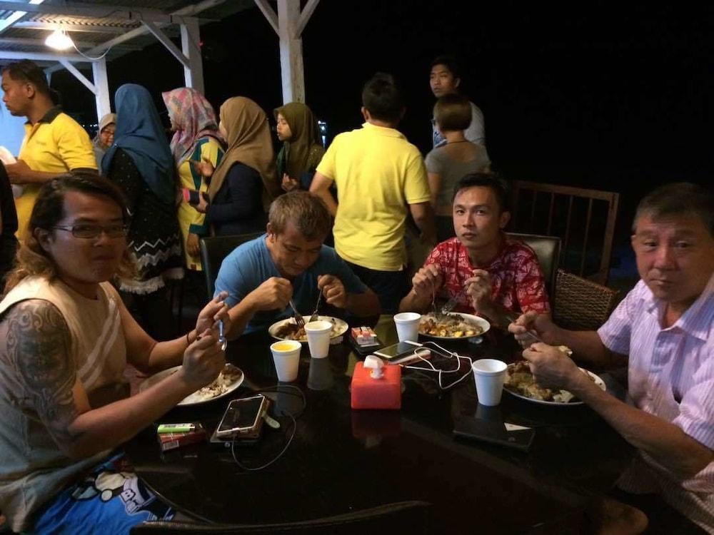 Marina Bay Resort & Restaurant Kampung Genting Kültér fotó