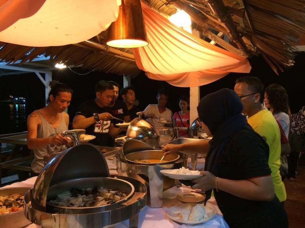 Marina Bay Resort & Restaurant Kampung Genting Kültér fotó